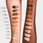 Skin Equal Soft Glow Foundation, Farbaufträge verschiedener Nuancen auf zwei verschiedenen Hauttönen.