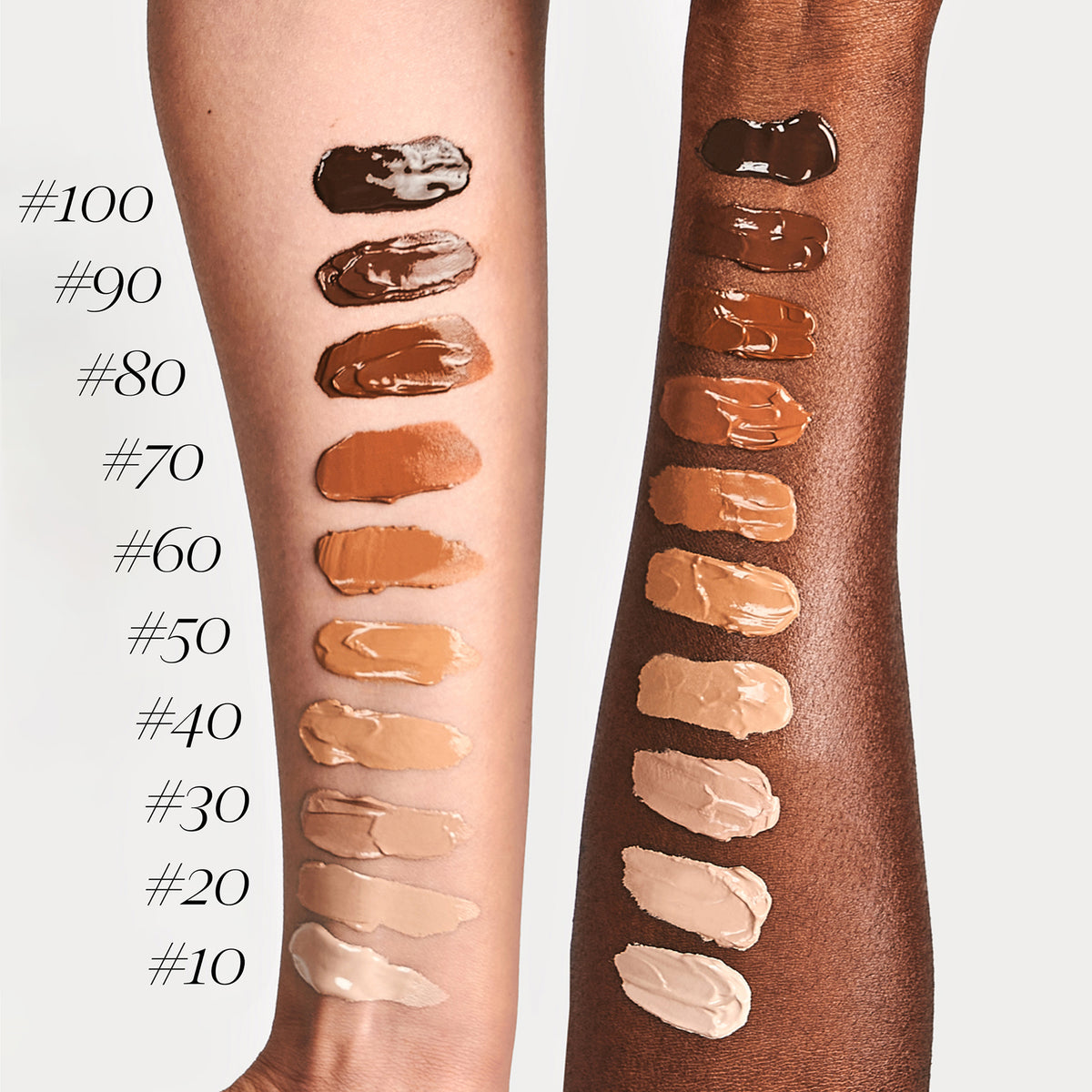 Skin Equal Soft Glow Foundation, Farbaufträge verschiedener Nuancen auf zwei verschiedenen Hauttönen.