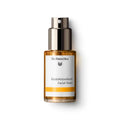 Dr. Hauschka Gesichtstonikum – braune Glasflasche mit Sprühkopf, weißem Etikett und orangefarbenem Streifen, weißer Hintergrund – Hautpflege
