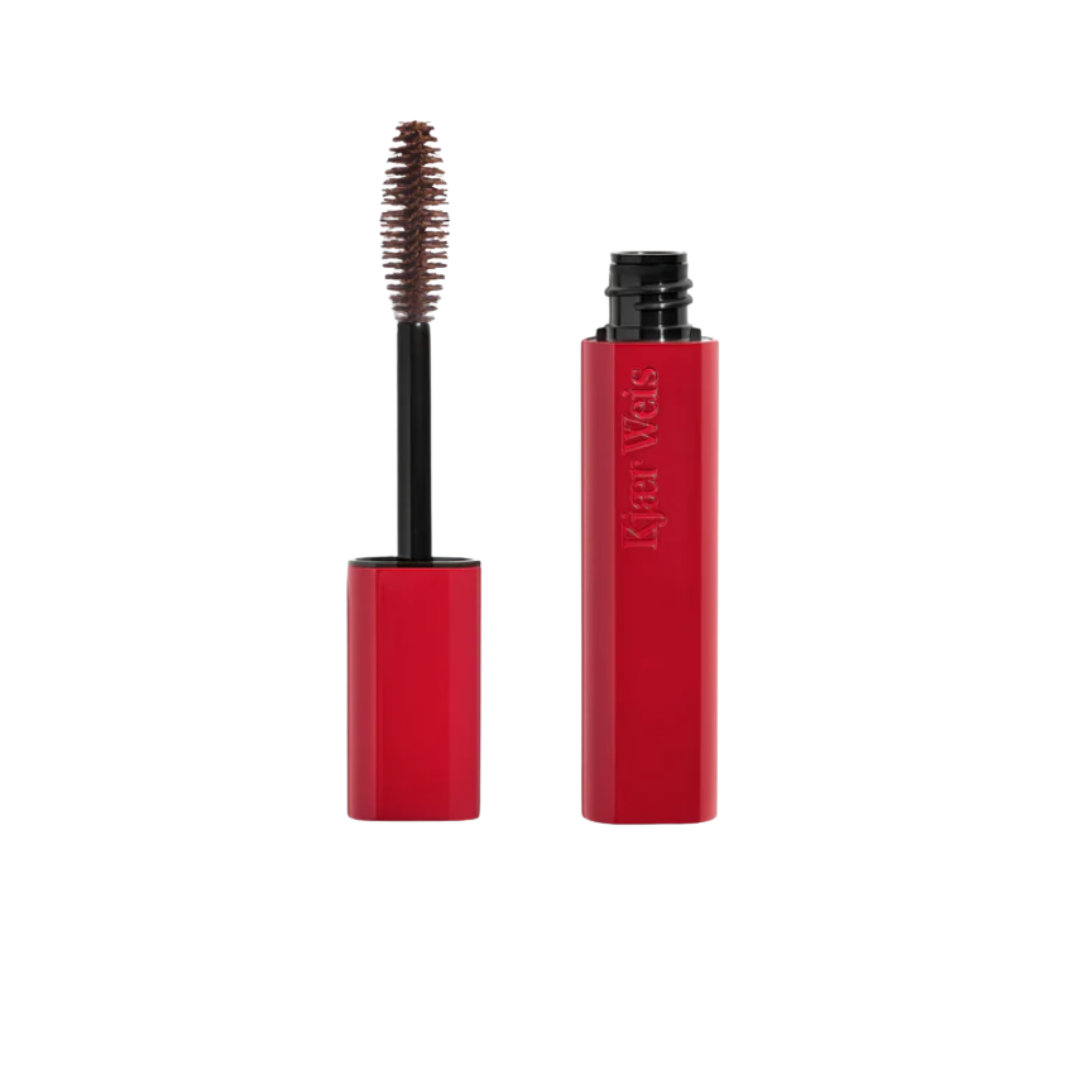 Kjaer Weis Im-possible Mascara – rote Tube mit schwarzem Deckel, weißer Hintergrund – Wimperntusche
