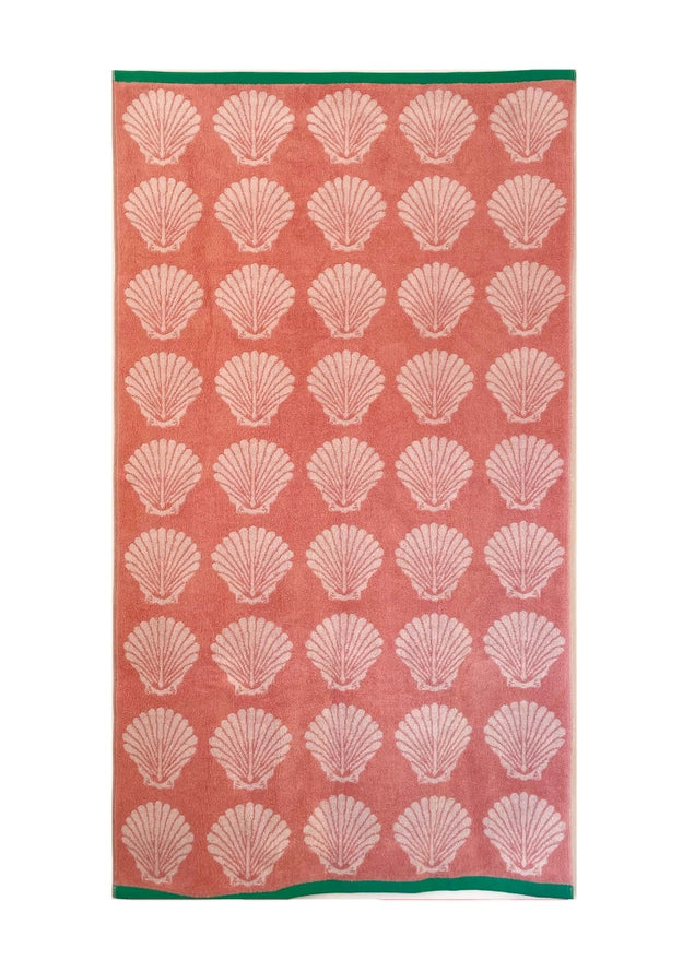 Shells Organic Cotton Handtuch – korallenrot mit Muschelmuster, grüne Borte, weißer Hintergrund – Badetuch