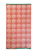 Shells Organic Cotton Badetuch – korallenrot mit Muschelmuster, grüne Borte, weißer Hintergrund – Strandtuch