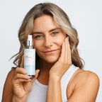 Model mit Rose Facial Spritz Toner