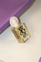Maison Matine Disco Inferno Eau de Parfum – quadratische Glasflasche mit weißem Sprühkopf, lila Hintergrund – Parfüm
