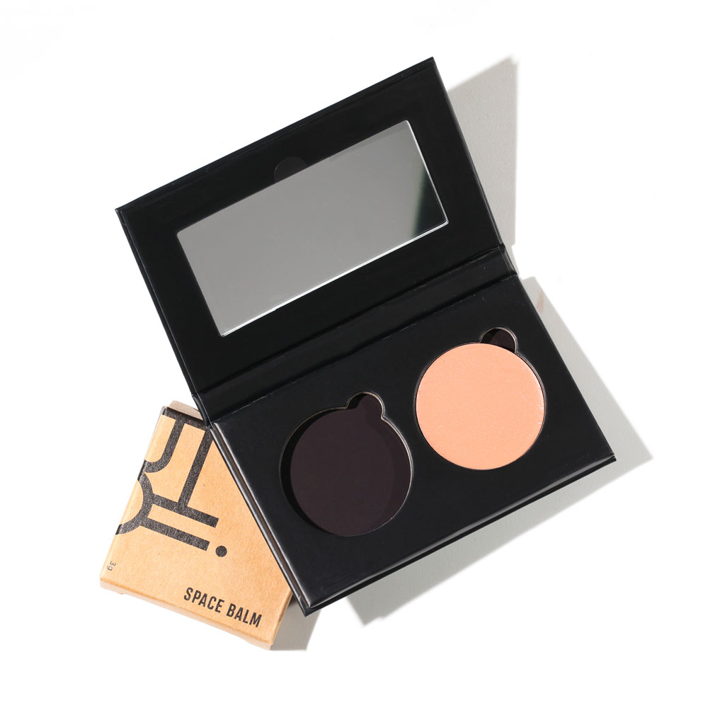 Out of Space Balm #12 Nyota Refill – schwarze Palette mit Spiegel, beige und dunkle Farbe, weißer Hintergrund – Make-up