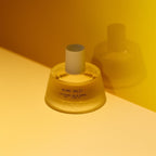 Abel Miami Split Eau de Parfum – durchsichtige Glasflasche 50ml, weißer Zylinderdeckel, gelber Hintergrund – Parfüm