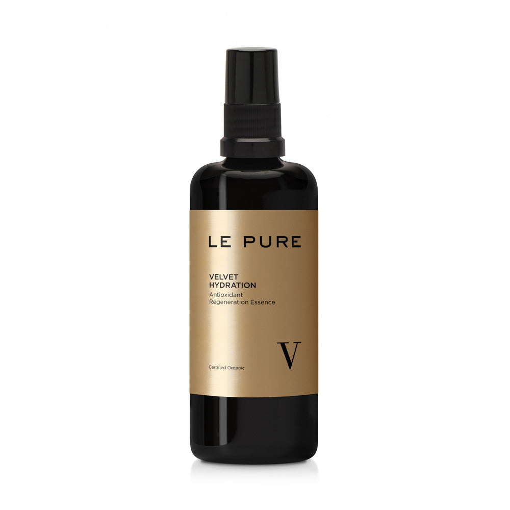 LE PURE Velvet Hydration – schwarze Sprayflasche mit goldener Etikette, weißer Hintergrund – Hautpflege