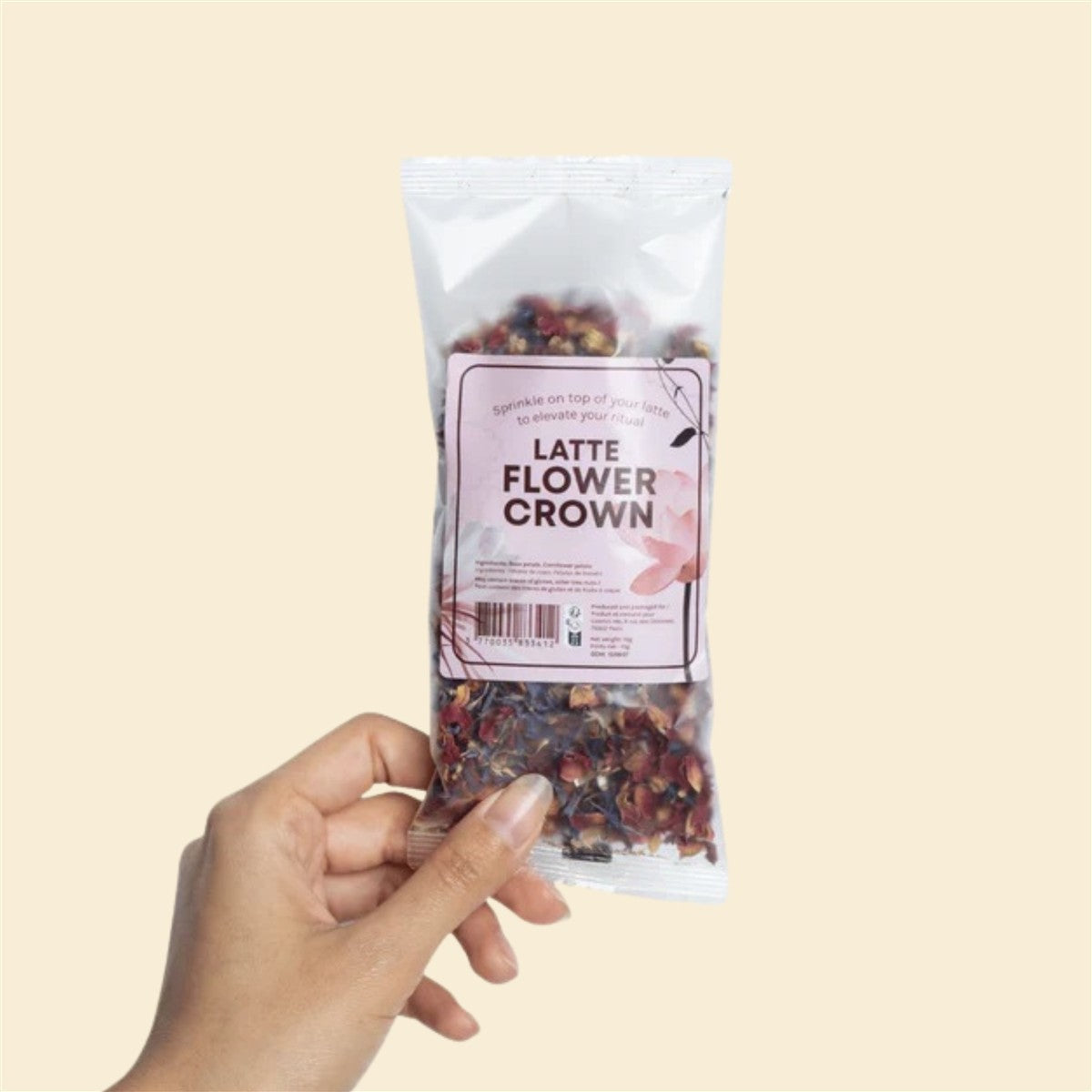 Queen of Cacao Latte Flower Crown – durchsichtige Beutelverpackung mit rosa Etikett, 10g, cremefarbener Hintergrund – Beauty