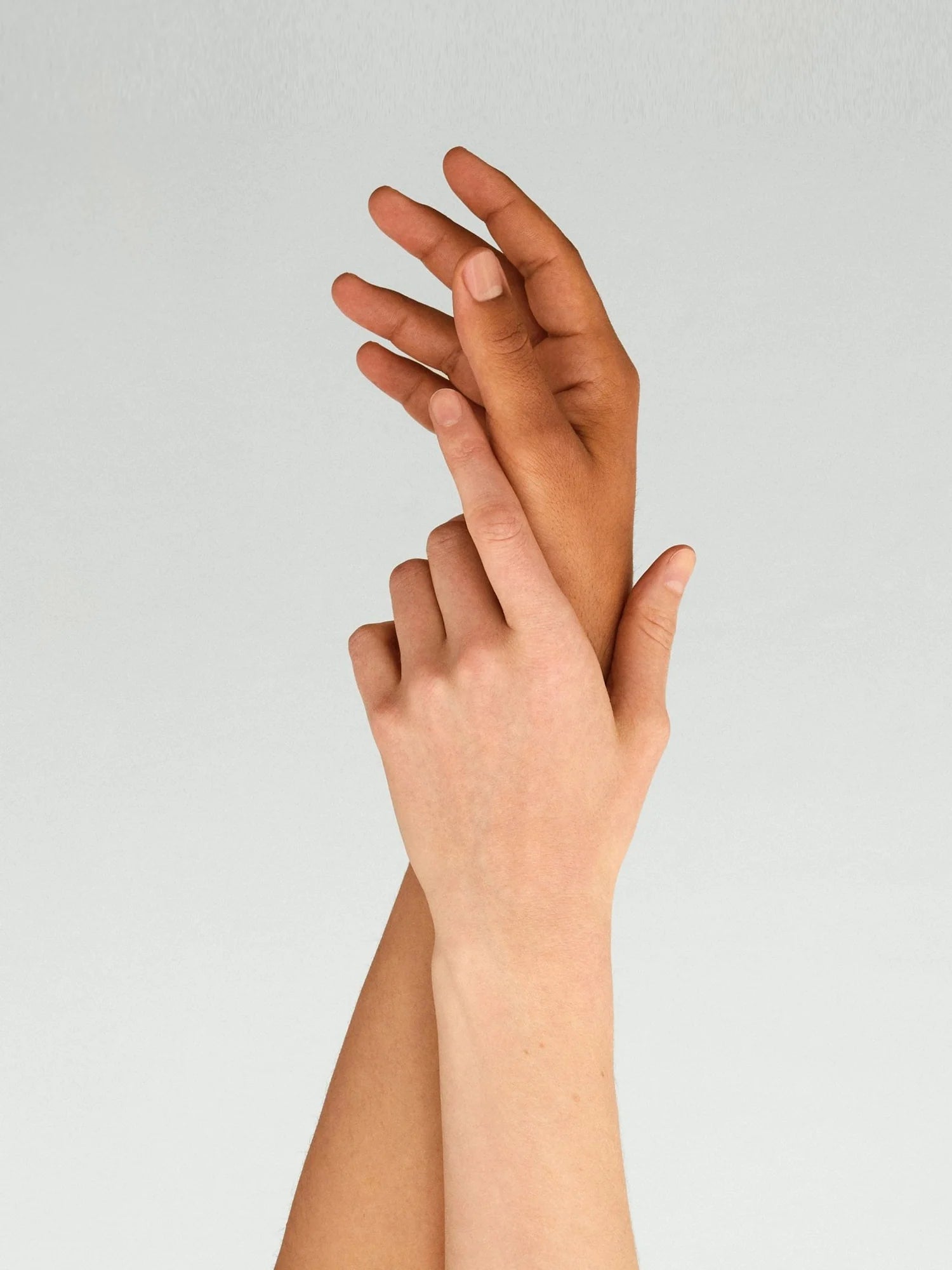 Model mit Handcreme