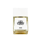 Weltschmerz Parfum – quadratische Glasflasche mit weißem Deckel, goldfarbenem Inhalt, weißem Hintergrund – Parfüm
