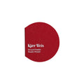 Kjaer Weis Pressed Powder – runder roter Puderdose, weißer Hintergrund – Make-up