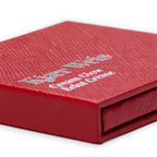 Kjaer Weis Cream Glow – rote Texturbox mit silberner Schrift, weißem Hintergrund – Hautpflege