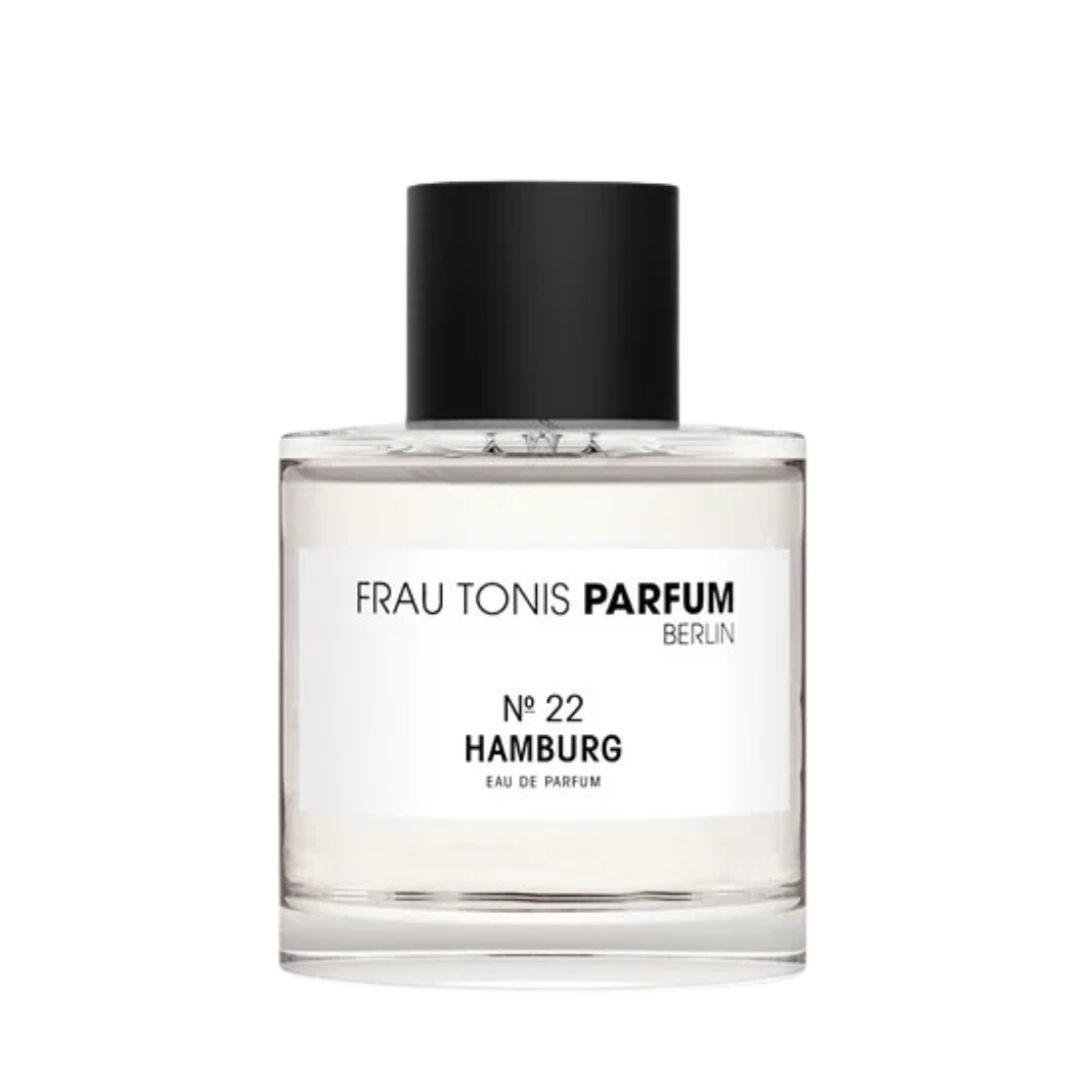 Frau Tonis Parfum N°22 Hamburg – klares Glasflakon mit schwarzem Deckel, weißem Etikett und weißem Hintergrund – Parfüm