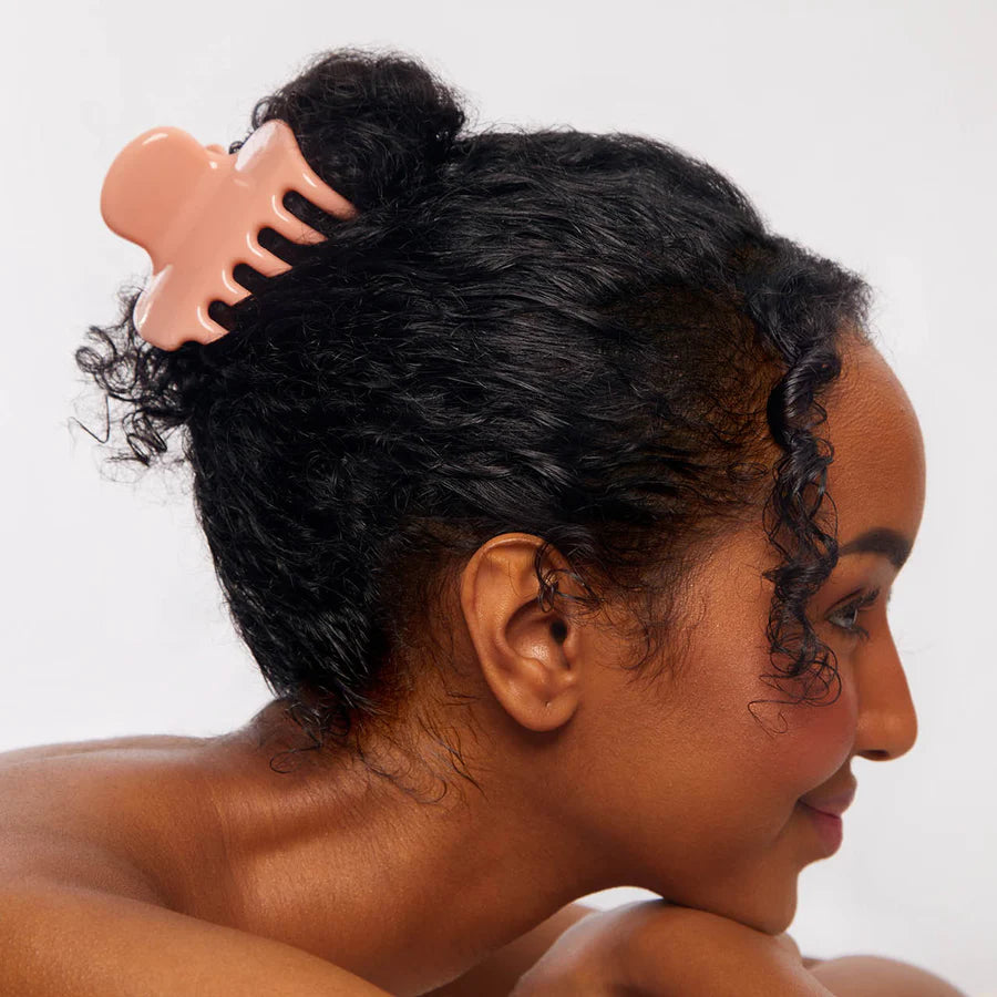 Puffy Claw Clip Large – pfirsichfarbener Haarschmuck im Dutt, weißer Hintergrund – Haarstyling
