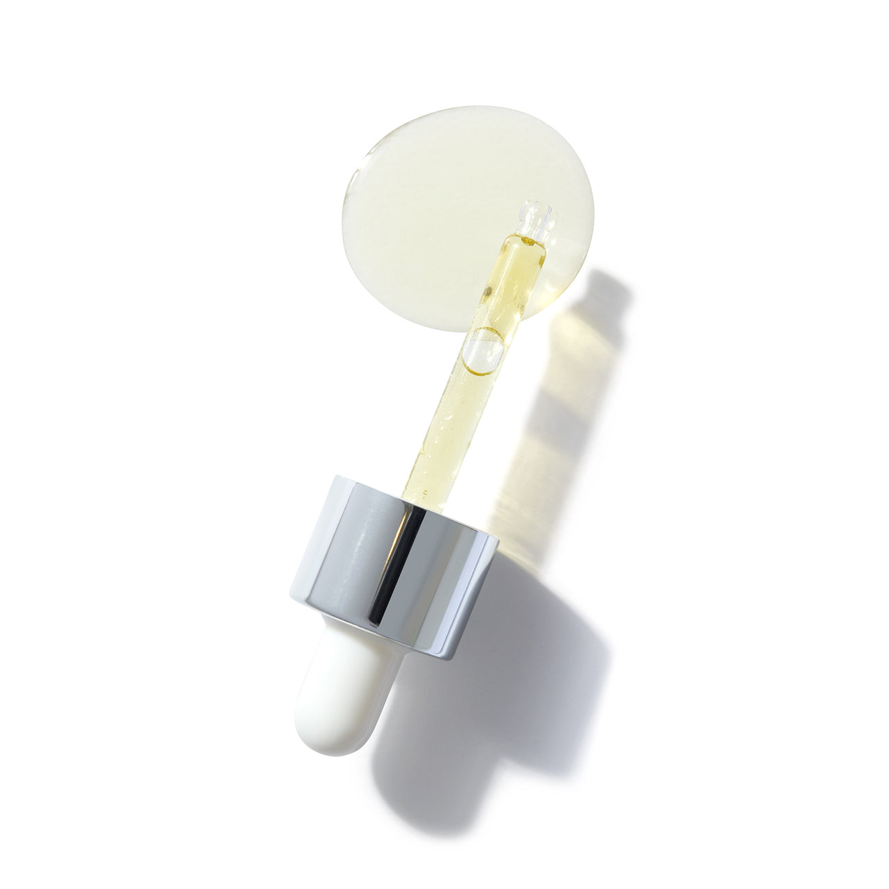 Skin Rescue Serum Glasflasche mit Pipette und weißem Verschluss auf weißem Hintergrund, Hautpflege