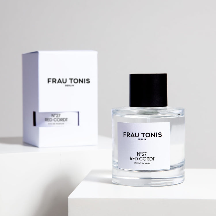 Frau Tonis N°27 Red Cordt Eau de Parfum – klares Glasflakon mit schwarzem Deckel, weißem Etikett und Hintergrund – Parfüm