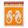 Seahorse Streichholzschachtel – orangefarbene Verpackung mit weißen Seepferdchen, weißer Hintergrund – Deko