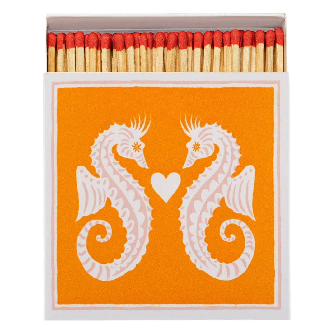Seahorse Streichholzschachtel – orangefarbene Verpackung mit weißen Seepferdchen, weißer Hintergrund – Deko