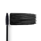 Langanhaltende Mascara 01 Schwarz – schwarzer Wimpernbürstenkopf, schwarze Farbstrichprobe auf weißem Hintergrund – Augenmake-up