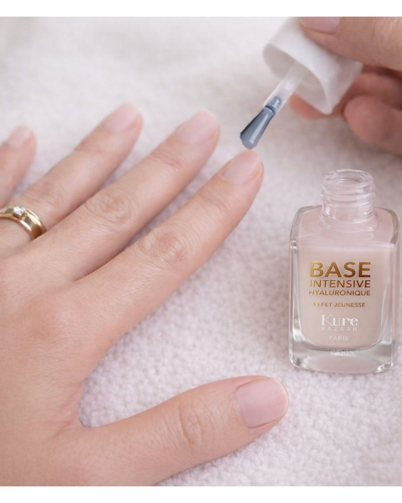 Kure Bazaar Base Intensive Hyaluronique – klares Glasfläschchen, weißer Deckel, cremefarbener Hintergrund – Nagelpflege