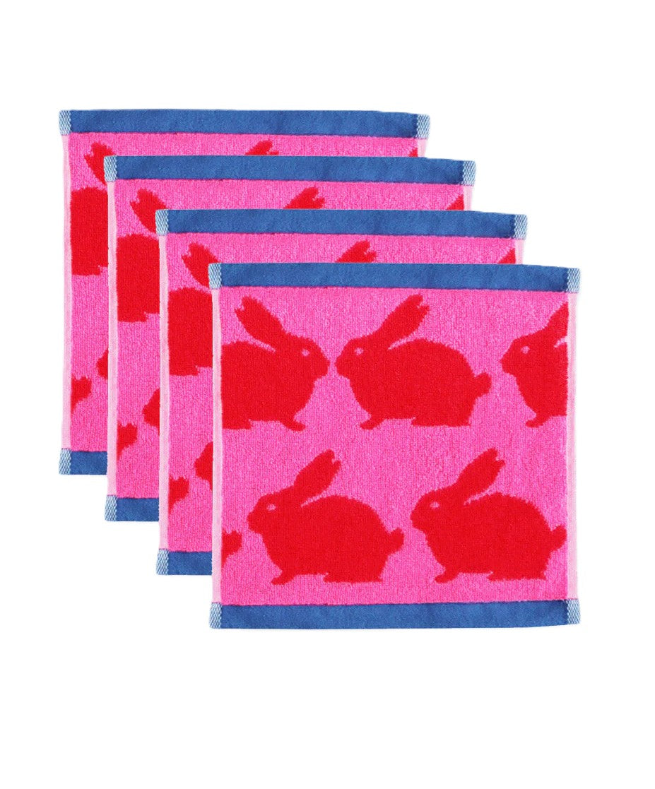 Kissing Rabbits Bio-Baumwoll-Gesichtstuch – pink mit roten Hasen, blauer Rand, weißer Hintergrund – Gesichtspflege