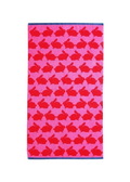 Kissing Rabbits Bio-Baumwoll-Strandtuch – pink mit roten Hasen, blauer Rand, weißer Hintergrund – Strandaccessoires