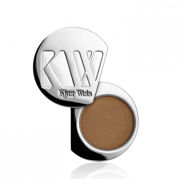 Kjaer Weis Lidschatten-Magnetnachfüllung – silberner Metalldeckel, brauner Schimmer, weißer Hintergrund – Augenmake-up