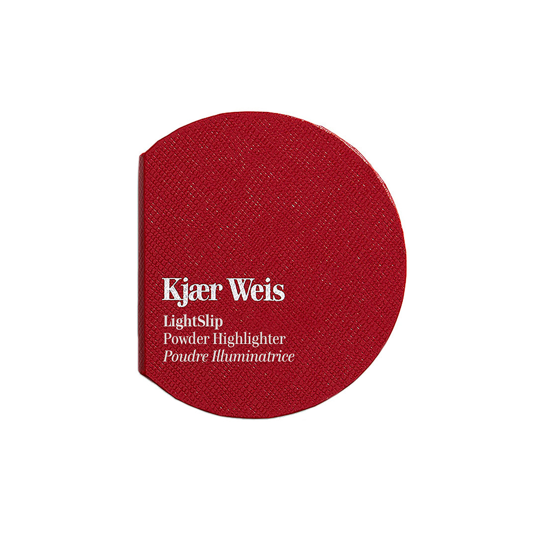 Kjaer Weis LightSlip Powder Highlighter – runde rote Puderdose, weißer Hintergrund – Gesichtshighlighter