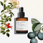 Plum Rosehip Face Oil in einer braunen 30ml Glasflasche mit Pipette auf weißem Hintergrund, Hautpflege.