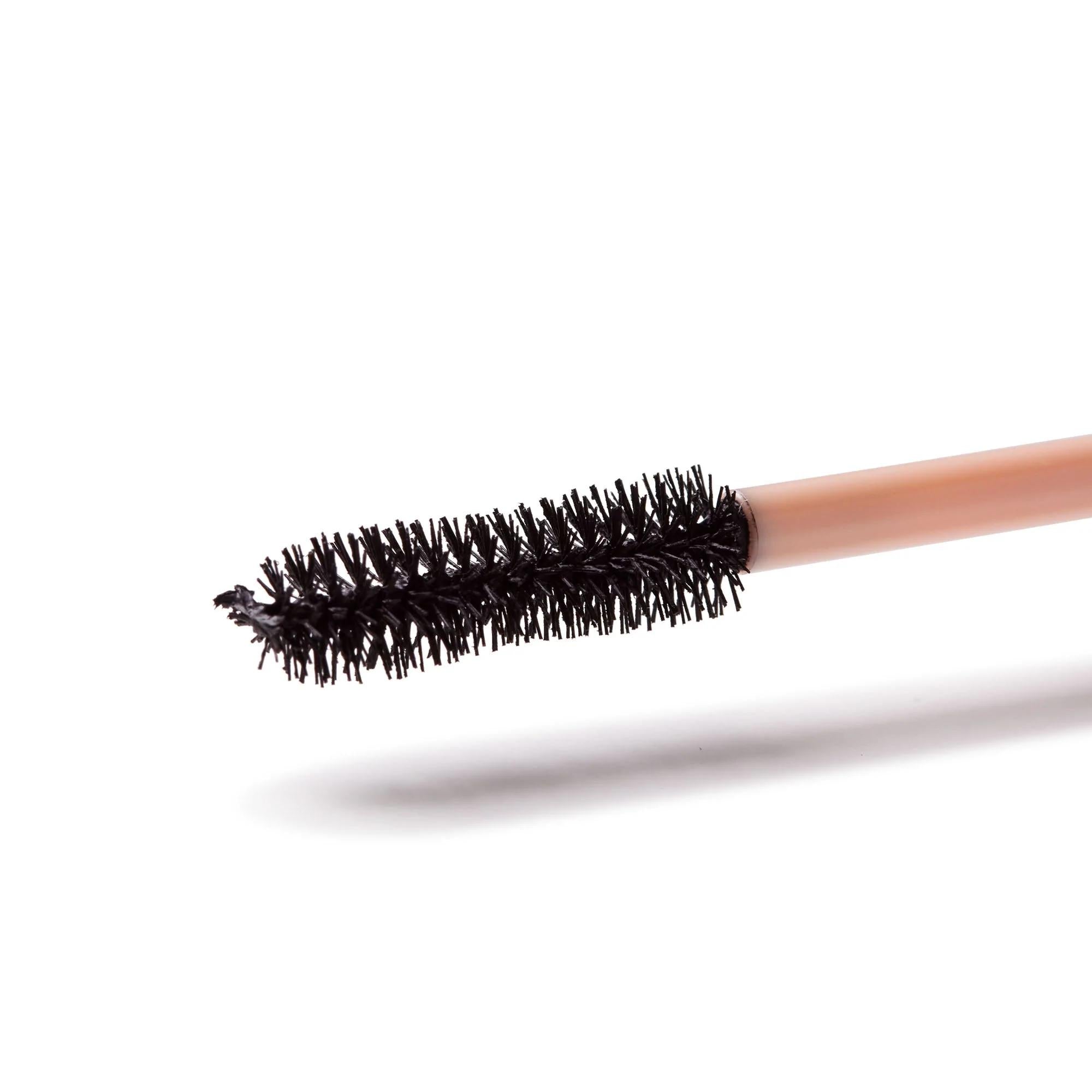 Le Mascara Intense Wimpernbürste mit schwarzen Borsten auf weißem Hintergrund, Augen-Make-up