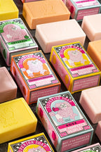Superior Soap Fresh Fig – 150g Seife in farbenfroher Verpackung, dunkler Hintergrund – Hautpflege