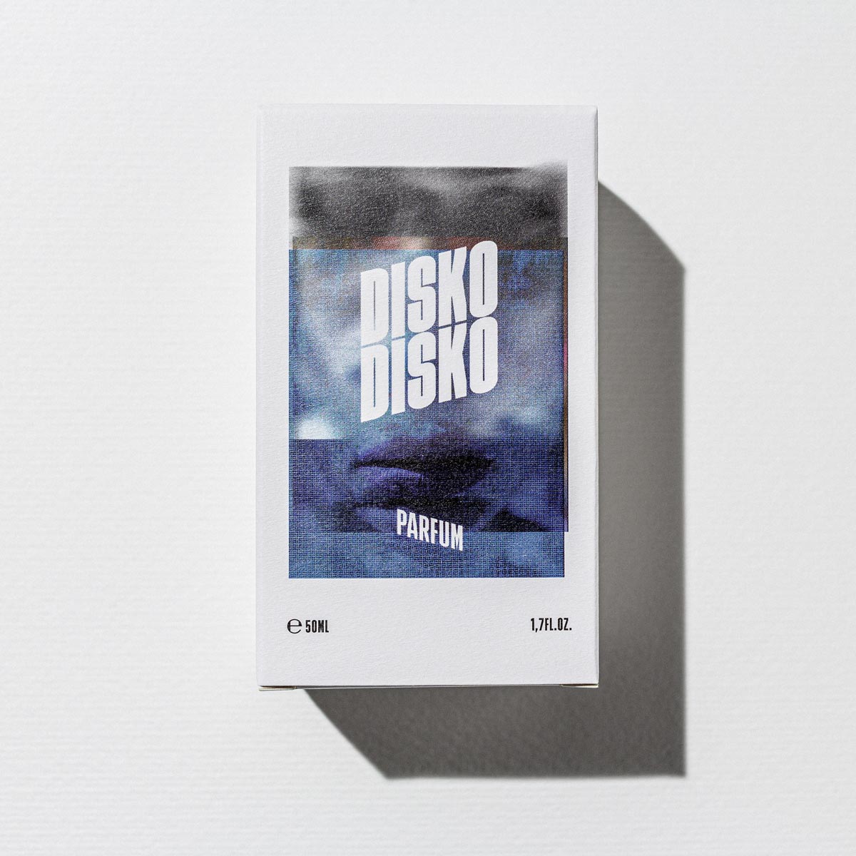 Disko Disko Parfum – weiße Kartonverpackung 50ml, blau-weißes Design, weißer Hintergrund – Parfüm