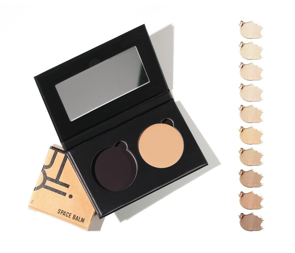 Out of Space Balm #04 Nala Refill – schwarze Palette mit Spiegel, beige Balsam, weißer Hintergrund – Make-up