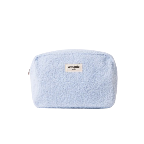Hellblaue Beauty Pouch Kosmetiktasche von versatile paris aus flauschigem Material vor weißem Hintergrund.