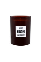 No. 321 Candle Hinoki – braunes Glas 260g, weißes Etikett, weißer Hintergrund – Duftkerze