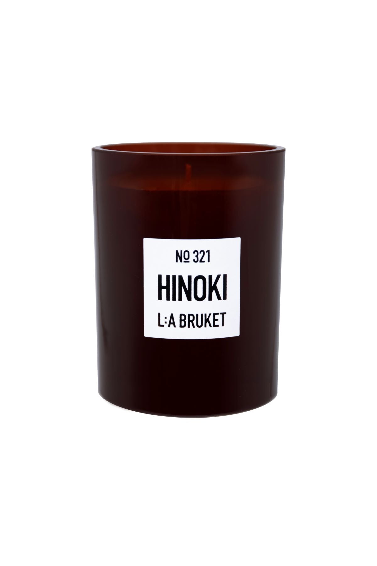 No. 321 Candle Hinoki – braunes Glas 260g, weißes Etikett, weißer Hintergrund – Duftkerze