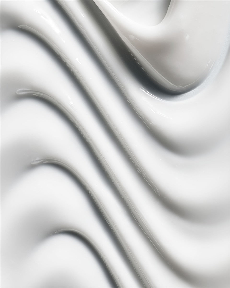 Botanical Body Cream Calantha – cremige Textur, wellenförmig, weißer Hintergrund – Körperpflege
