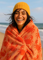 Crabs Organic Cotton Waschlappen – orangefarbener Frotteewaschlappen mit Krabbenmuster, Strandhintergrund – Hautpflege