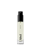 Abel Nurture Eau de Parfum – klares Glasfläschchen 6ml, schwarzer Sprühkopf, weißer Hintergrund – Parfüm