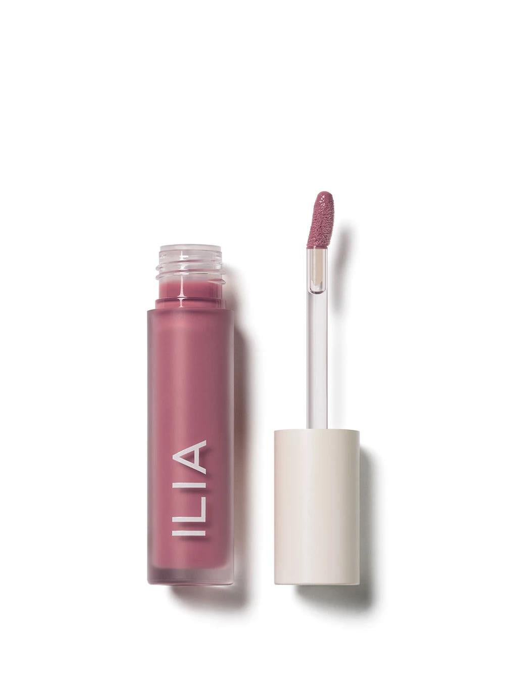ILIA Balmy Gloss Tinted Lip Oil in einer matt-rosa Farbe mit weißem Verschluss auf weißem Hintergrund, Lippenpflege