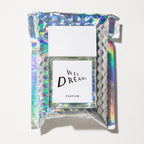 Wet Dreams Parfum – klares Glasfläschchen mit weißem Deckel, holografischem Hintergrund – Parfüm