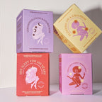 Cosmic Dealer Floating on a Chai High – gelbe Teebox mit lila Illustration, weißer Hintergrund – Ayurveda-Tee