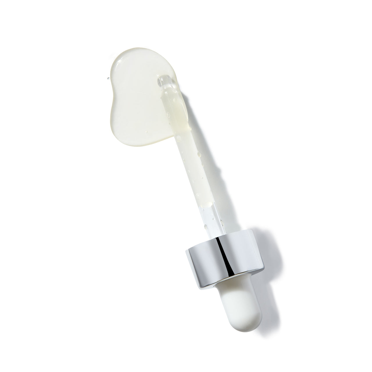 Vitamin C Serum Pipette mit Flüssigkeit und silberner Kappe auf weißem Hintergrund, Hautpflege