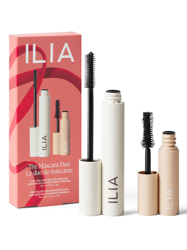 ILIA The Mascara Duo: zwei weiße und beigefarbene Tuben mit schwarzen Bürsten vor weißem Hintergrund, Wimperntusche