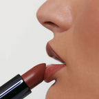 Lipstick 14 Caralluma – matte brauner Lippenstift in schwarzem Tube, weißer Hintergrund – Lippenpflege
