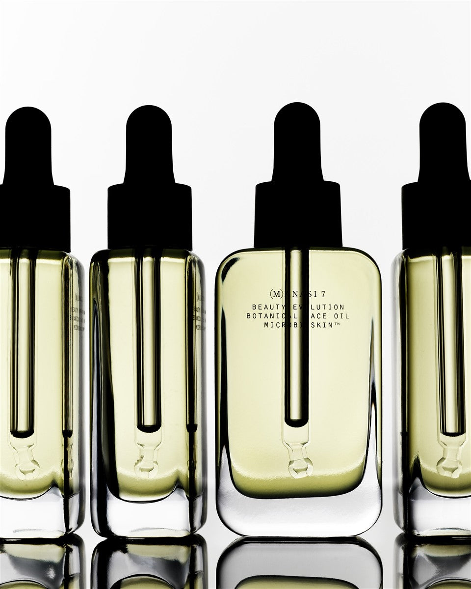 Botanical Face Oil Armonia – klares Glasfläschchen mit schwarzer Pipettenkappe, cremefarbener Inhalt, weißer Hintergrund – Hautpflege