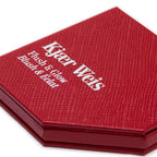 Kjaer Weis Flush & Glow – rote, texturierte quadratische Dose, weißer Hintergrund – Gesichtsrouge