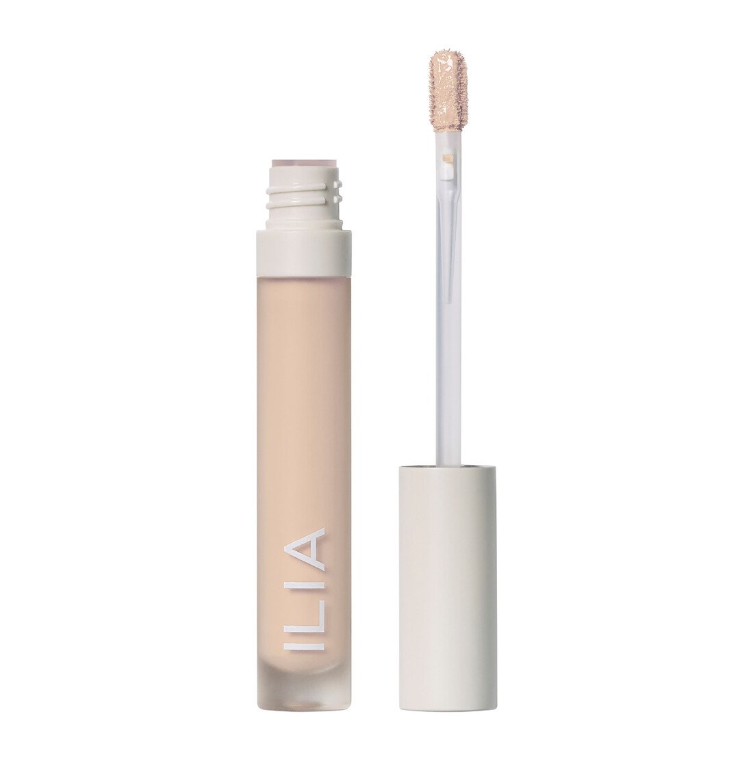 ILIA True Skin Serum Concealer mit Applikator auf weißem Hintergrund