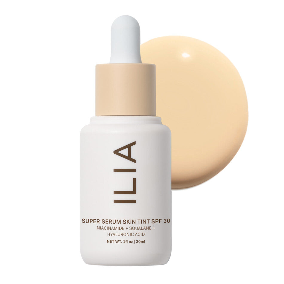 ILIA Super Serum Skin Tint SPF 30 – weißes Glasfläschchen 30ml, beige Pipettenverschluss, weißer Hintergrund – Hautpflege