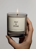 Salt & Stone Kerze Santal & Vetiver – 8.5 oz Glas, brennend, weißer Hintergrund – Duftkerzen